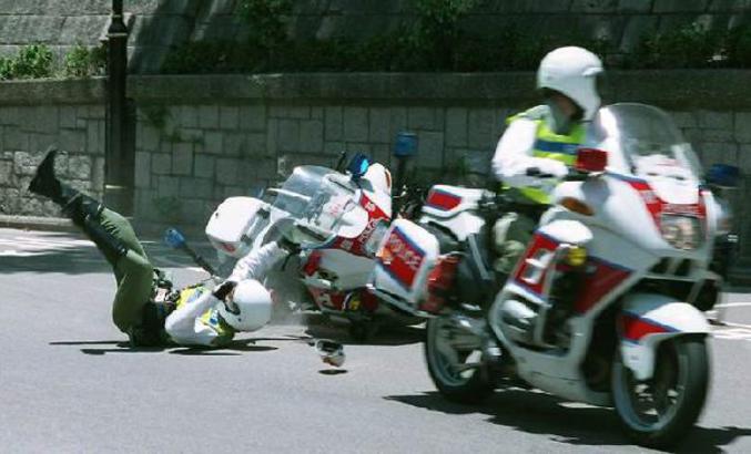 Un policier qui fait une chute à moto