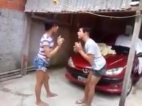 Baston entre deux hommes