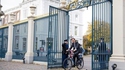 Un Roi + un dirigeant + un vélo = les Pays-Bas IRL, une série de science-fiction en France...