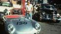 James Dean posant devant sa Porsche, peu avant son accident mortel