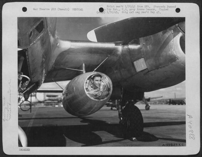 Pendant la guerre du pacifique ils ont eu l'idée de fabriquer des nacelles d'évacuation de blessés dans des réservoirs de carburant sous les ailes de P-38.
Ca permettait d'évacuer les blessés à partir de petites pistes depuis des iles trop petites pour permettre l'atterrissage d'avions de transport normaux. on appelait ces nacelles les "Exint pod".