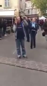 La Kro au téléphone