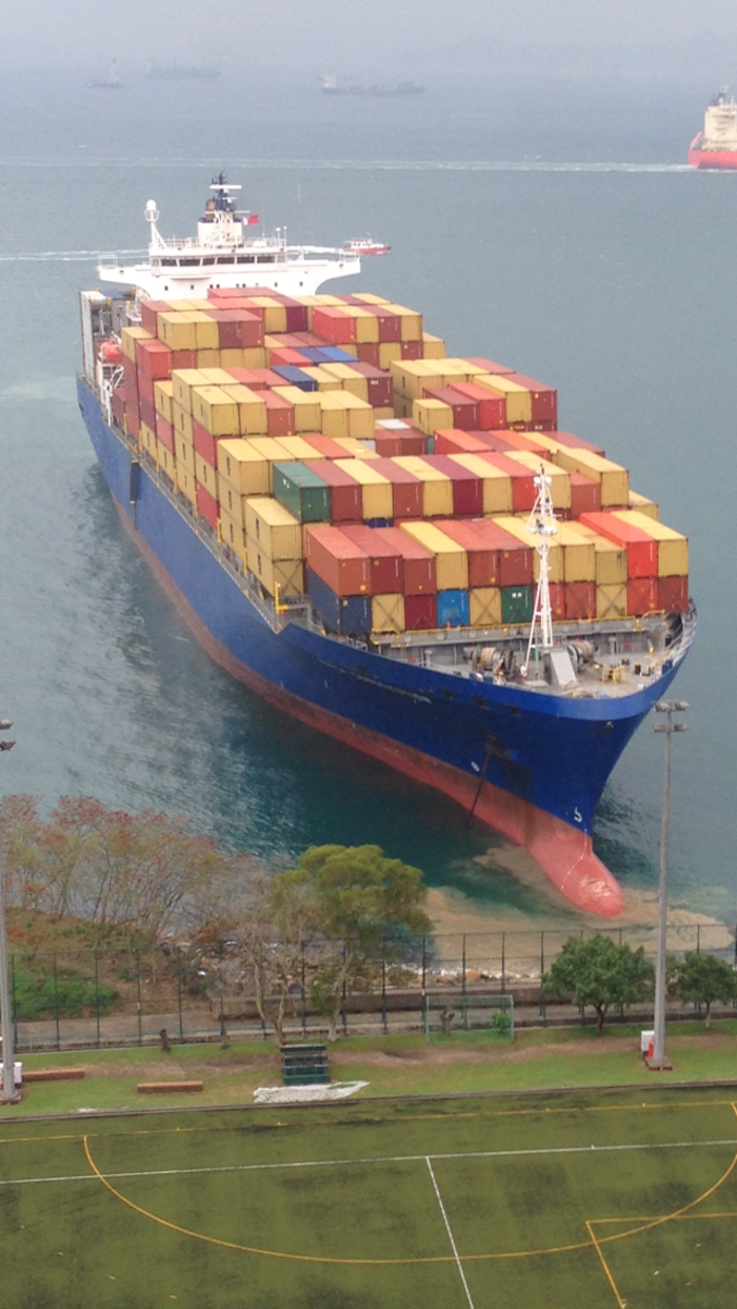 Un Porte-conteneurs allemand s'est échoué sur des rochers à Pok Fu Lam (Hong Kong).