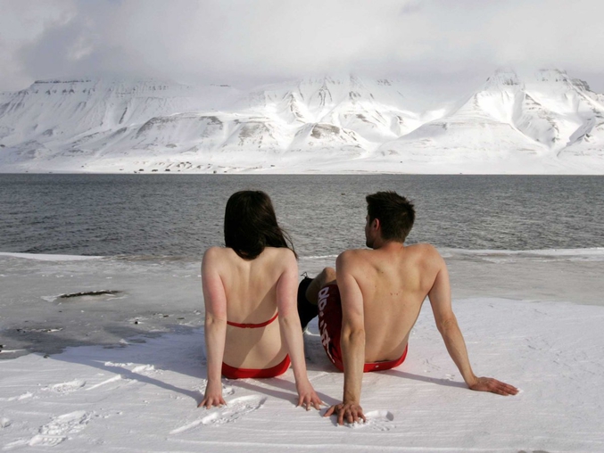Lesley Butler et Rob Bell, lanceurs d'alerte sur le climat, s'installent symboliquement au bord du fjord de Longyearbyen dans l’Arctique norvégien. 