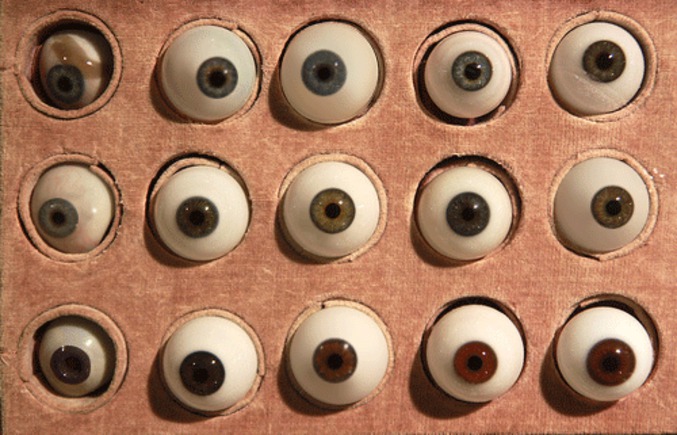 Des yeux te regardent