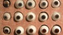 Des yeux te regardent