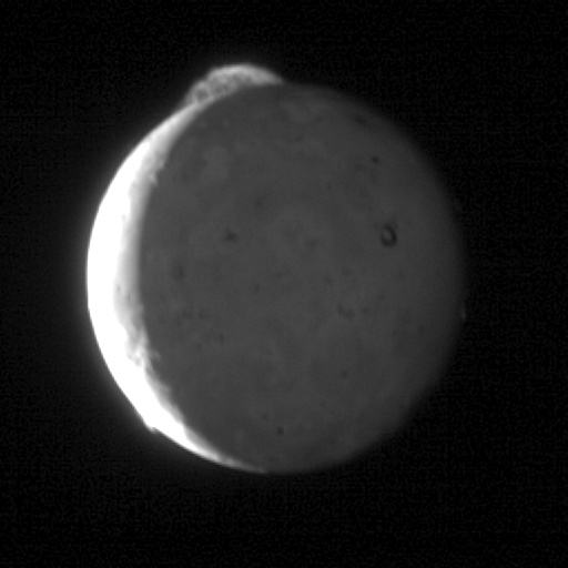 Le panache d'un volcan de la région nommée Tvashtar Paterae, sur Io, satellite de Jupiter. Séquence de cinq images s'étendant sur 8 minutes, prises par New Horizons lors de son bref survol de jupiter en 2007. Le panache mesure environ 330 km de haut. Seule la partie supérieure est ici visible, le volcan lui-meme se situant derriere l'horizon