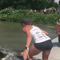 Respect miss, ce n'est pas évident de courir sur des troncs immergés.