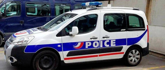 La préfecture de police a livré une voiture sérigraphiée "poice" au lieu de "police" au commissariat de Clichy-sous-Bois en Seine-Saint-Denis.