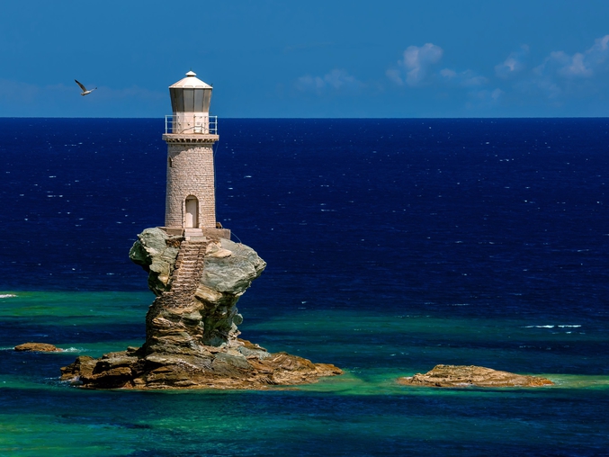 Le phare de Tourlitis se trouve sur un rocher situé à l’entrée du port d’Andros, sur la côte Est de l’île du même nom, la plus septentrionale de l’archipel des Cyclades, en mer Égée.