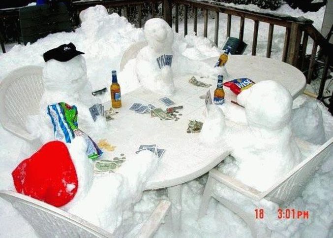 Un groupe de bonhommes de neige qui jouent aux cartes