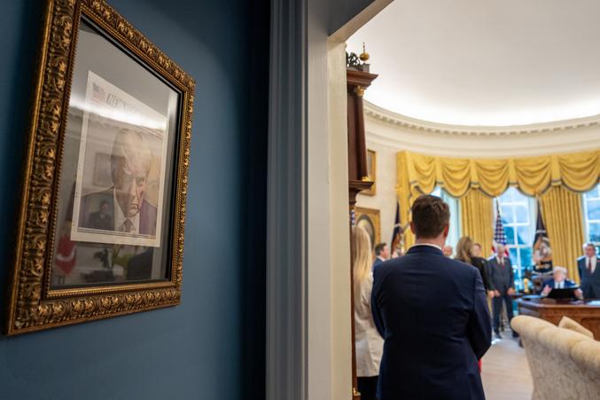 Imposer la photo prise lors de son arrestation à tous les démocrates et journalistes qui rentrent dans le bureau ovale doit être savoureux... 