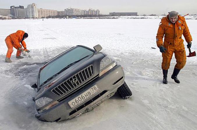 Une voiture prise dans les glaces et qui s'enfonce