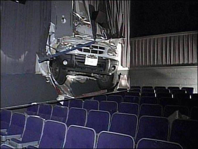 Un accident dans une salle de cinéma.
