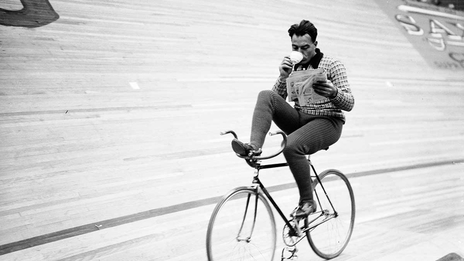 Nan, je plaisante : il s'agit de Fausto Coppi, célèbre coureur cycliste entre 1940 et 1959, considéré comme l'un des plus grands coureurs de l'histoire du cyclisme, ce qui lui vaut le surnom de « campionissimo » (le championissime).