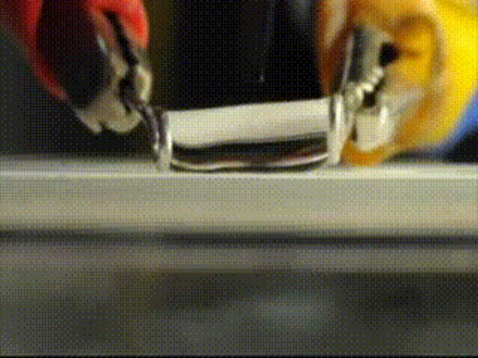 Eau coupée en deux sur une surface superhydrophobe avec un couteau superhydrophobe
