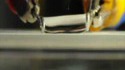 Eau coupée en deux sur une surface superhydrophobe avec un couteau superhydrophobe