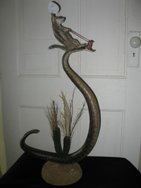 Décoration: Un écureuil sur un serpent