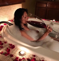 Pour se calmer, un verre de vin dans un bain