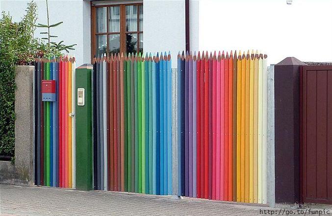 Une barrière Qui représente des crayons