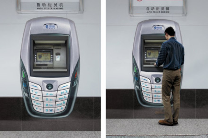 Un distributeur d'argent maquillé en portable