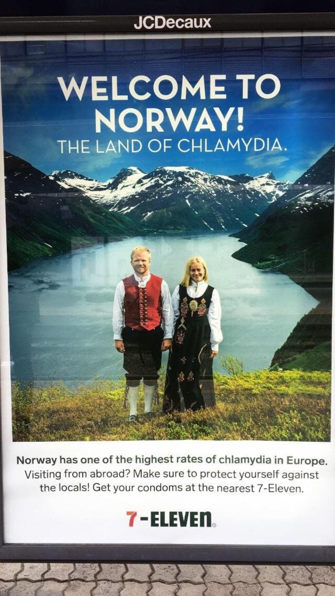 "Bienvenue en Norvège, le pays des chlamydias.
La Norvège a le plus haut taux de chlamydias d'europe. Vous venez visiter ? Protégez vous des locaux. Vous pouvez achetez des préservatifs (nom du magasin)..." 