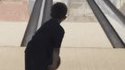 Jeune joueur de bowling