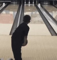 Jeune joueur de bowling