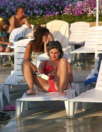 Sur sa chaise longue