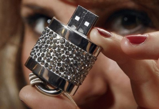 Une clé USB recouverte de diamants.