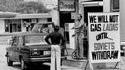 1979, à Toronto (Canada), un patron indépendant d'une station-service refuse d'approvisionner les LADA...