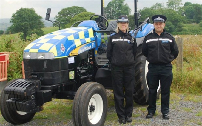 La Dyfed Powys Police (Royaume Uni) a un tracteur pour mieux lutter contre le crime organisé dans les milieux ruraux.