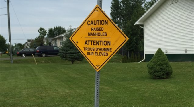 " Les automobilistes francophones de la région de Fredericton devront être bilingues s'ils veulent saisir ce qui est inscrit en français sur les panneaux de signalisation routière." - Radio-canada