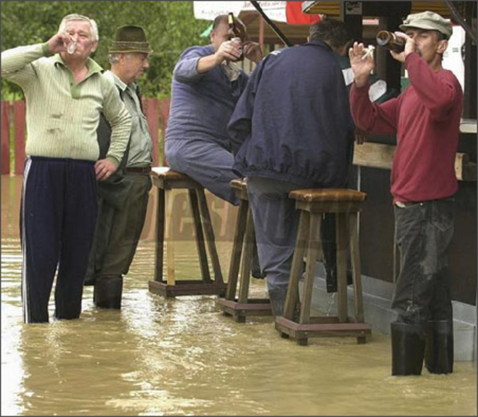 C'est pas une petite inondation qui va empêcher ces braves gens d'aller au bistrot !