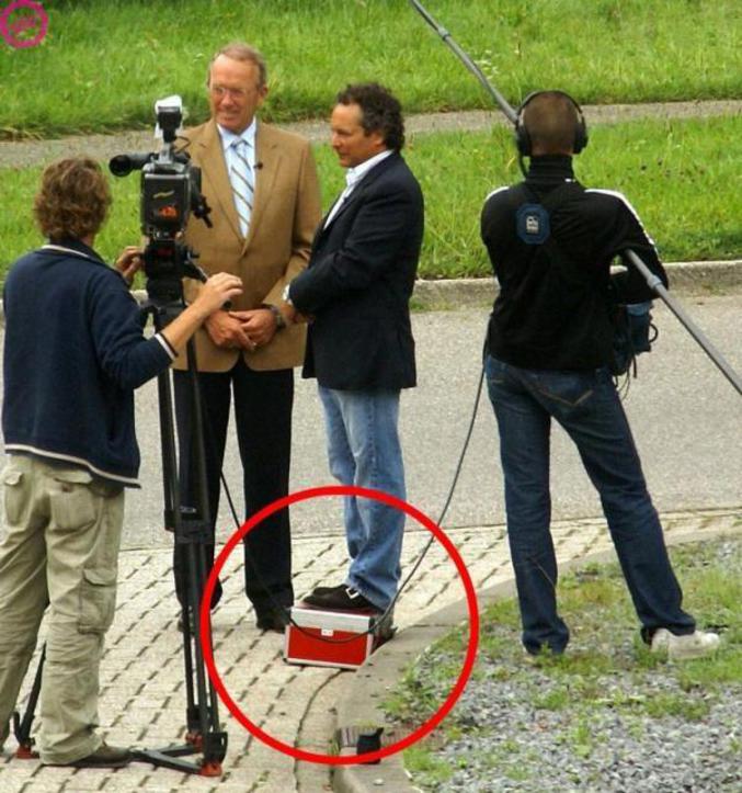 Un homme a besoin de se surelever pour pas apparaître trop petit à la télévision.