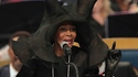 Le chapeau de madame Tyson (l'épouse du boxeur?) aux obséques d'Aretha Franklin.