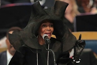 Le chapeau de madame Tyson (l'épouse du boxeur?) aux obséques d'Aretha Franklin.