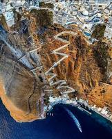 Dans l'île de Santorin (Grèce), il y a 588 marches à gravir pour accéder au village...