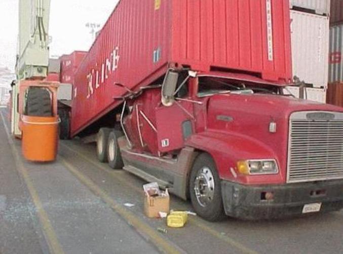 Un container a complètement écrasé un camion.