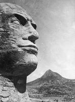 1936, après la victoire à Adoua (Ethiopie) et pour faire oublier la peignée de 1896, les soldats italiens ont érigé une sorte de duce-sphinx