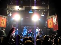 Une groupie sur scène 