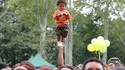 Un enfant prend des photos