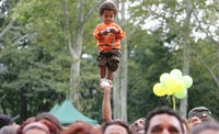 Un enfant prend des photos