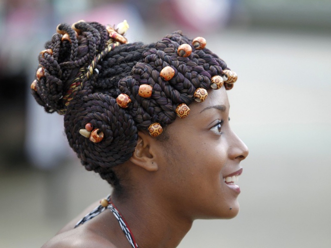 Une jeune femme arbore une splendide coiffure d’inspiration afro-colombienne lors d‘une compétition de coiffures afros à Cali en Colombie.