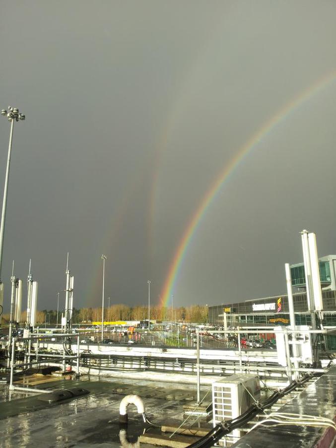 Un arc-en-ciel complet et un qui se reflète à l'aéroport de Shannon - un phénomène rare