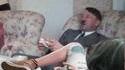 Jouer à la console avec tonton Adolf