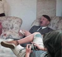 Jouer à la console avec tonton Adolf