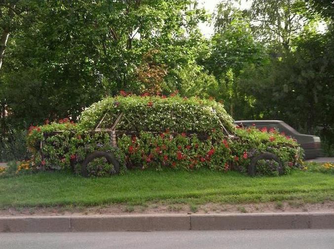 Un montage de fleurs en forme de voiture