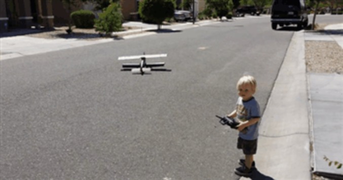 Son petit avion télécommandé