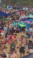 Une plage bondée en Angleterre 